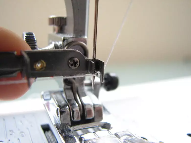 Spänningsgängor i symaskinen: Hur man justerar spänningen på den nedre tråden? Hur man ställer in den övre tråden i maskinen? 4058_9