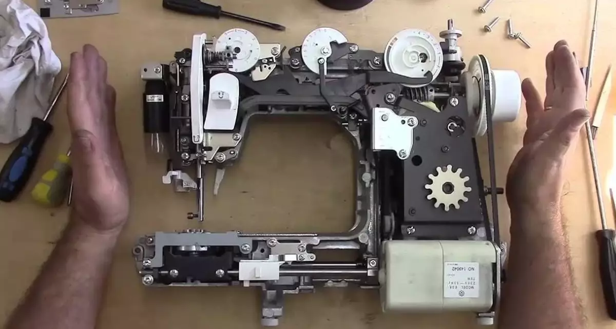 Сломалась швейная машинка. Шестерня привода челнока Juki HZL e80. Brother швейная машинка Star 30e. Brother m16 швейная машинка. Швейная машинка Бразер 60.