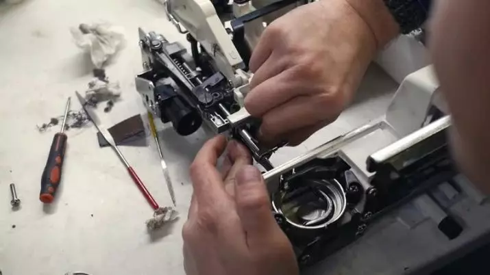 Reparation av en symaskin: Hur man reparerar med egna händer? Varför fångar inte bottengängan? Varför rör sig inte nål? 4060_7