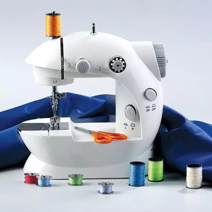 Mini máquina de costura: Escolhendo uma pequena máquina de mão portátil. Como usar e preencher o segmento? Instrução e revisões 4062_10
