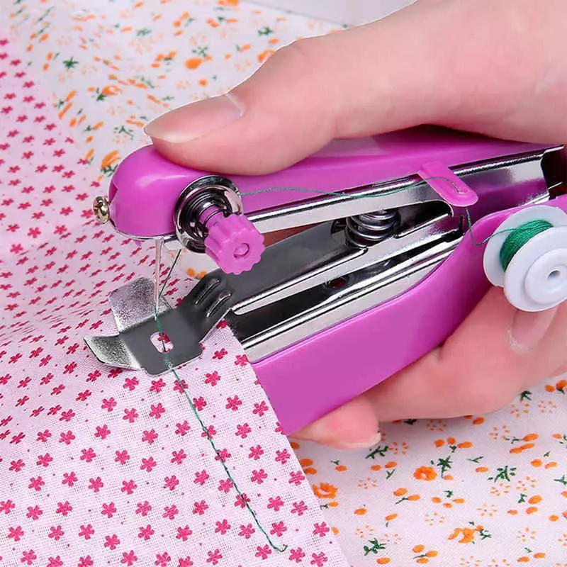 Mini máquina de costura: Escolhendo uma pequena máquina de mão portátil. Como usar e preencher o segmento? Instrução e revisões 4062_15