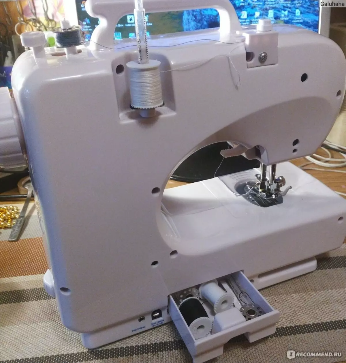 Mini máquina de costura: Escolhendo uma pequena máquina de mão portátil. Como usar e preencher o segmento? Instrução e revisões 4062_17