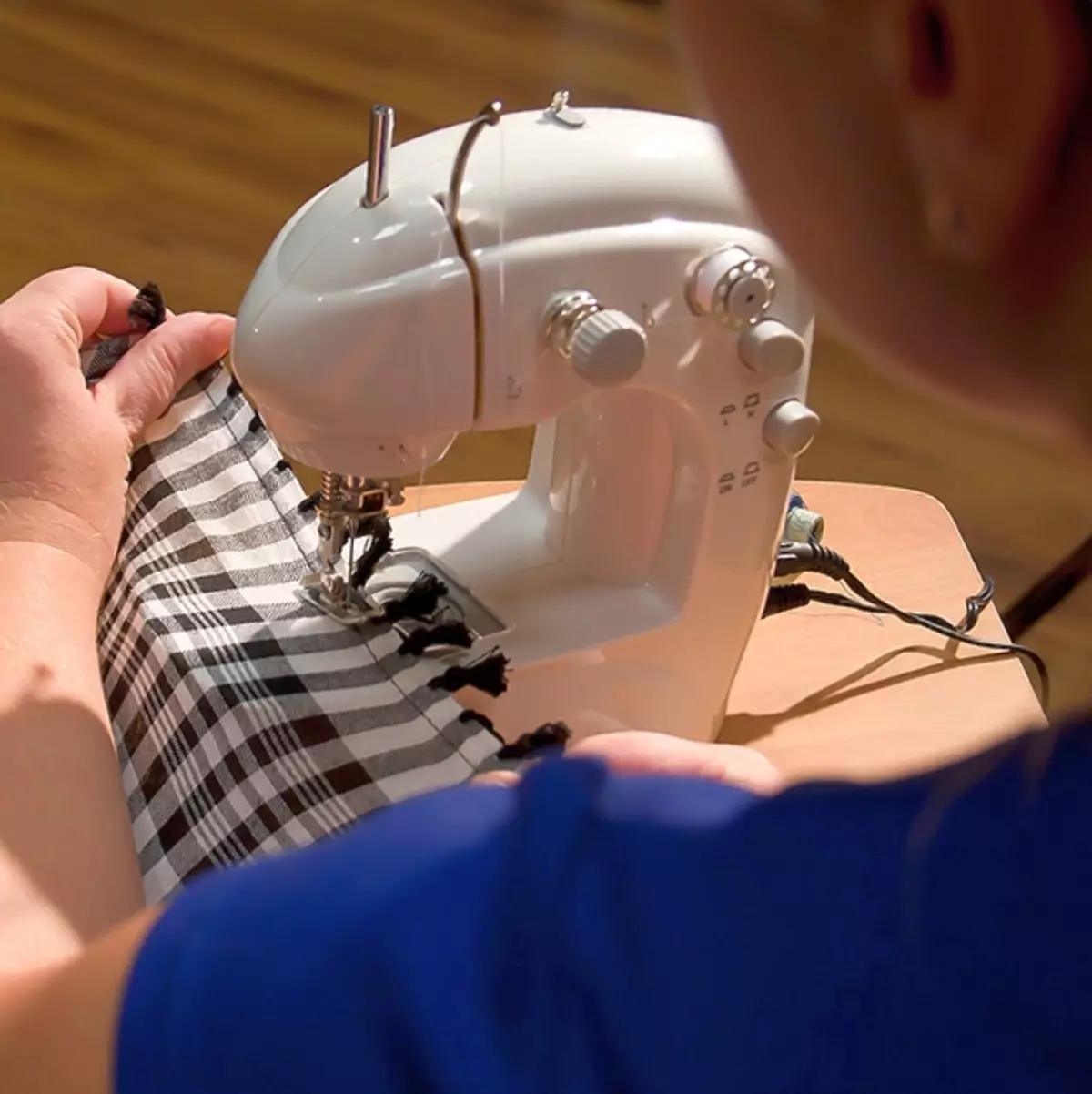 Mini máquina de costura: Escolhendo uma pequena máquina de mão portátil. Como usar e preencher o segmento? Instrução e revisões 4062_2