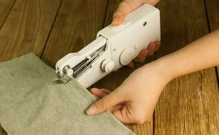 Mini máquina de costura: Escolhendo uma pequena máquina de mão portátil. Como usar e preencher o segmento? Instrução e revisões 4062_23