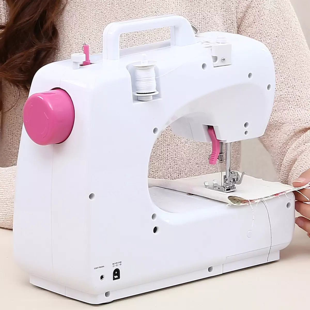 Mini máquina de costura: Escolhendo uma pequena máquina de mão portátil. Como usar e preencher o segmento? Instrução e revisões 4062_27