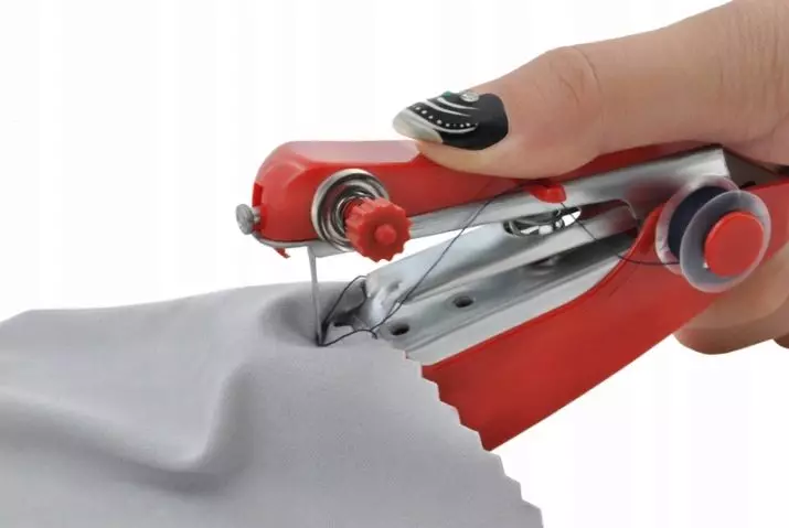 Syning af mini maskine: Valg af en lille bærbar håndmaskine. Hvordan man bruger og fylder tråden? Instruktion og anmeldelser 4062_29