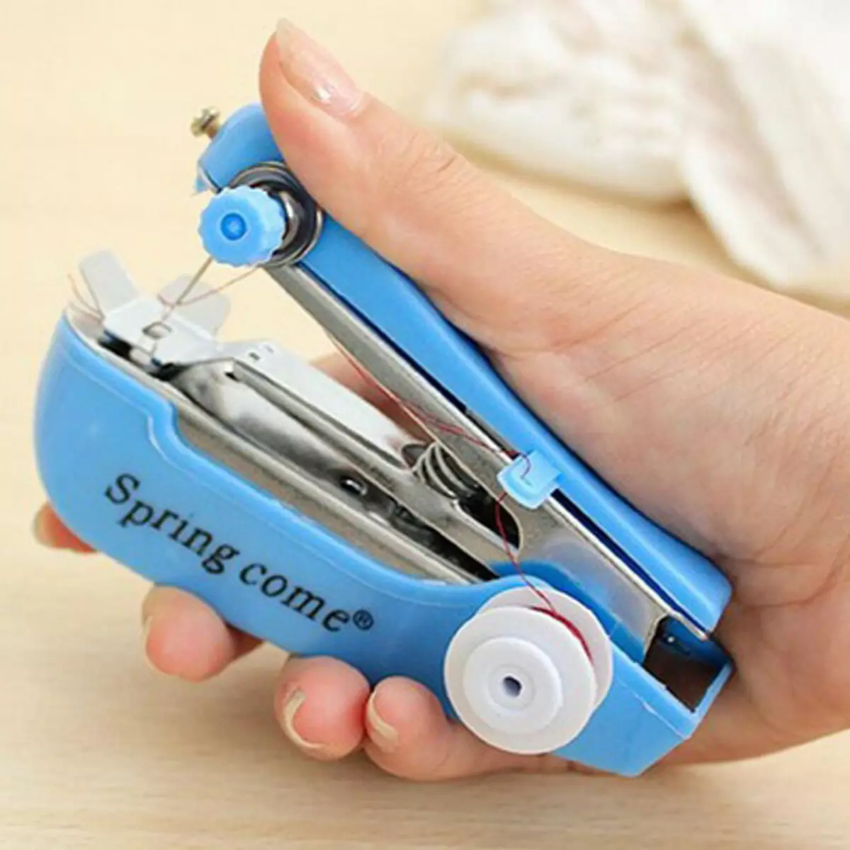 Mesin Mini Jahit: Memilih mesin tangan portabel kecil. Bagaimana cara menggunakan dan mengisi utas? Instruksi dan ulasan 4062_7