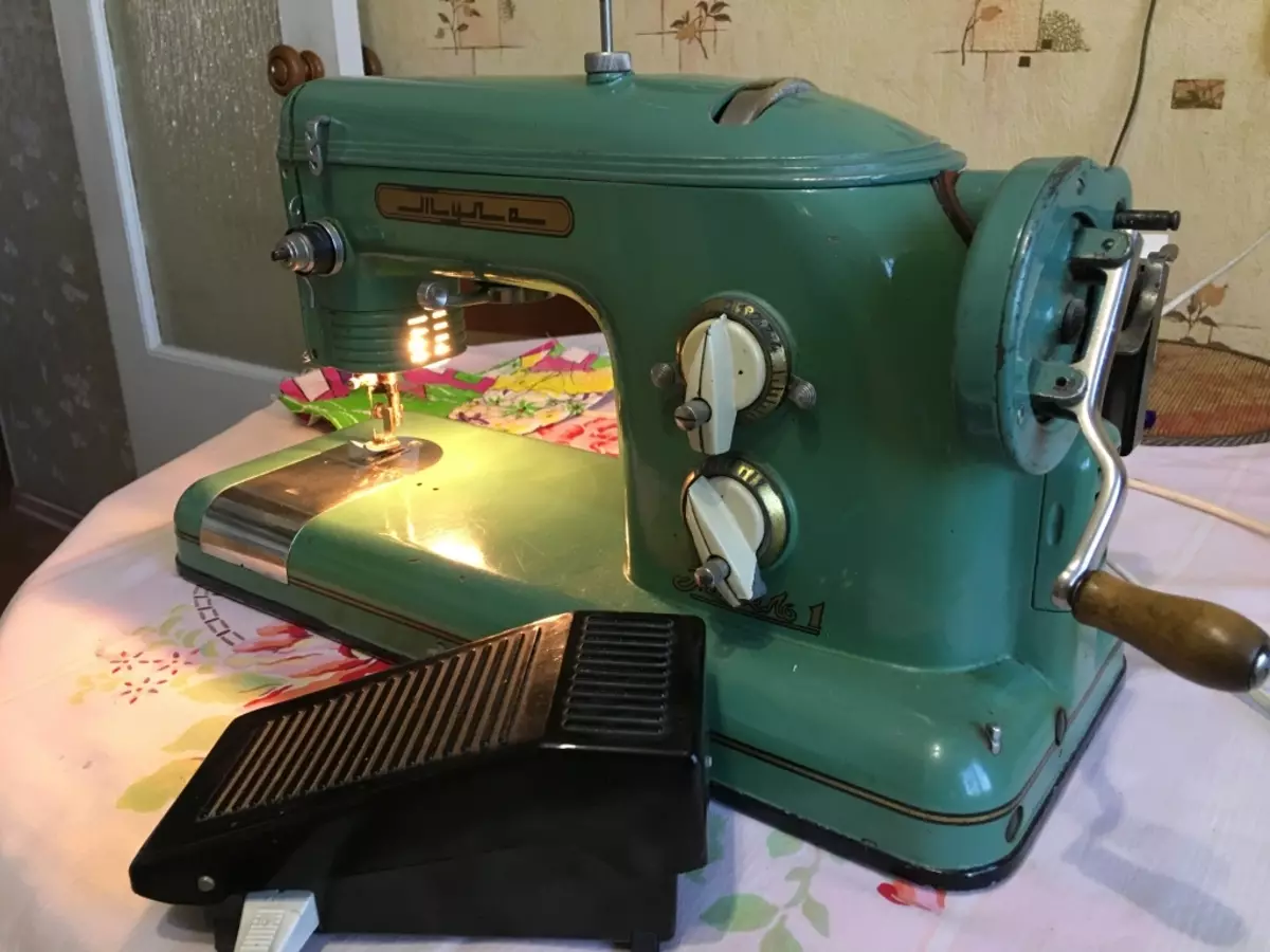 Швейная машинка 60. Швейная машина Тула с электроприводом 1959г. Тула 1 швейная машинка. Швейная машинка Паннония 60. Швейная машинка Тула 1958 вид снизу.