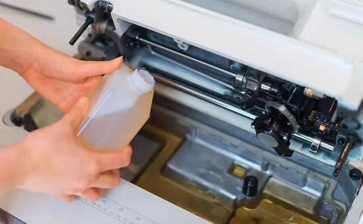 Olie til symaskiner: Sådan smøres maskinen? Maskine og andre typer smøring. Hvad kan udskiftes? 4073_2
