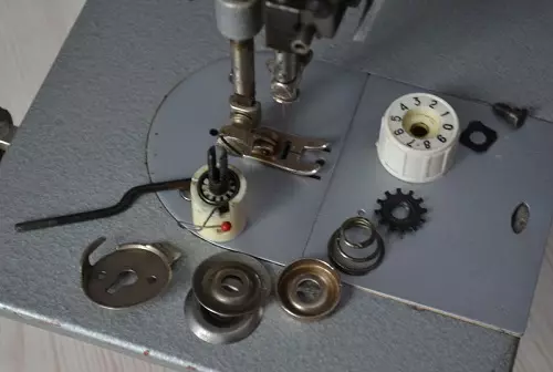 ¿Por qué en la máquina de coser se precipita el hilo? Las razones son el hecho de que la máquina desgarra el hilo superior en la aguja. ¿Qué hacer con ello? 4079_12