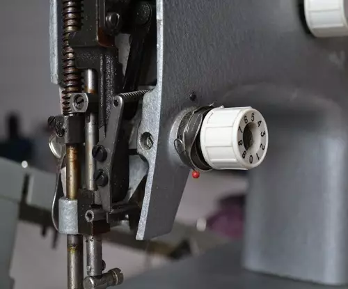 ¿Por qué en la máquina de coser se precipita el hilo? Las razones son el hecho de que la máquina desgarra el hilo superior en la aguja. ¿Qué hacer con ello? 4079_13