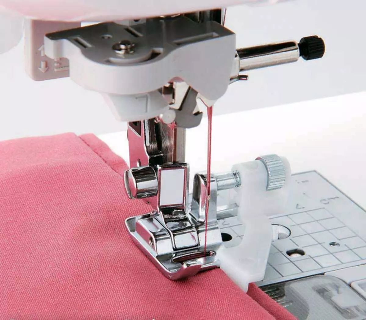 ¿Por qué en la máquina de coser se precipita el hilo? Las razones son el hecho de que la máquina desgarra el hilo superior en la aguja. ¿Qué hacer con ello? 4079_14