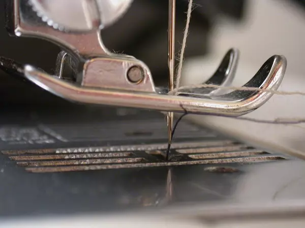 ¿Por qué en la máquina de coser se precipita el hilo? Las razones son el hecho de que la máquina desgarra el hilo superior en la aguja. ¿Qué hacer con ello? 4079_16
