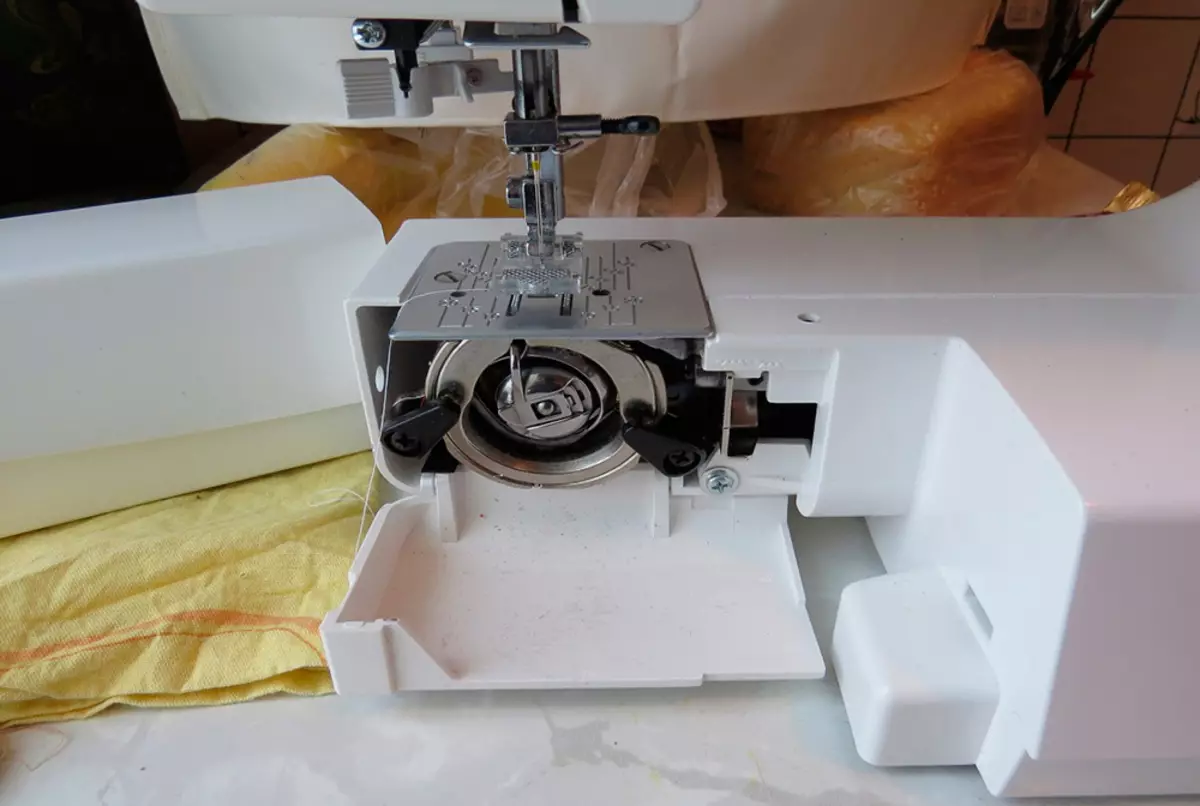 ¿Por qué en la máquina de coser se precipita el hilo? Las razones son el hecho de que la máquina desgarra el hilo superior en la aguja. ¿Qué hacer con ello? 4079_17