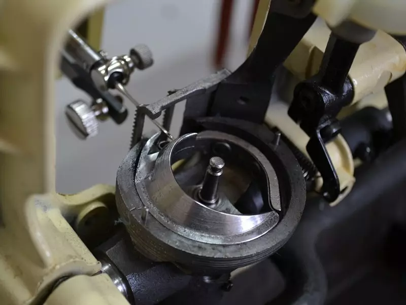 ¿Por qué en la máquina de coser se precipita el hilo? Las razones son el hecho de que la máquina desgarra el hilo superior en la aguja. ¿Qué hacer con ello? 4079_18