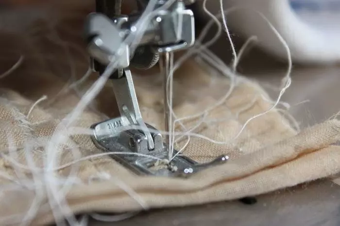 ¿Por qué en la máquina de coser se precipita el hilo? Las razones son el hecho de que la máquina desgarra el hilo superior en la aguja. ¿Qué hacer con ello? 4079_2
