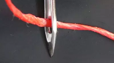 ¿Por qué en la máquina de coser se precipita el hilo? Las razones son el hecho de que la máquina desgarra el hilo superior en la aguja. ¿Qué hacer con ello? 4079_6