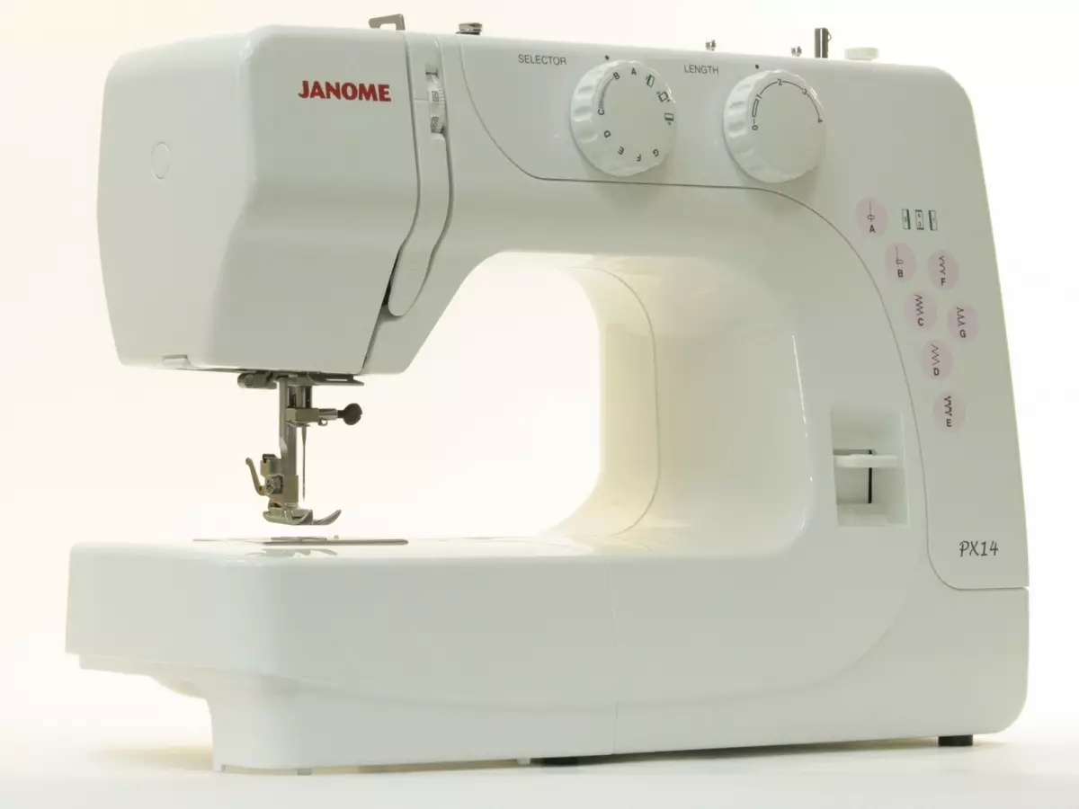 Máquina de coser para principiantes: ¿Qué elegir? Los mejores vehículos presupuestarios para los recién llegados para coser casas. 4084_33
