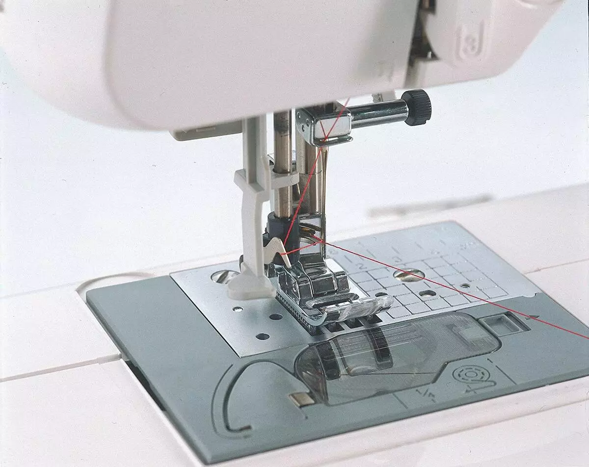 Máquina de coser para principiantes: ¿Qué elegir? Los mejores vehículos presupuestarios para los recién llegados para coser casas. 4084_40