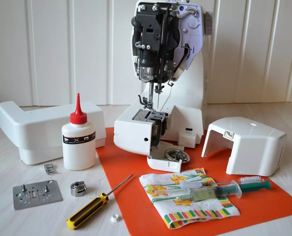 ¿Cómo limpiar la máquina de coser? Limpieza y cuidado de la máquina de coser en casa. 4085_13