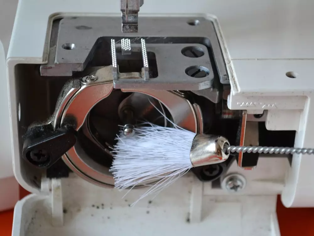 ¿Cómo limpiar la máquina de coser? Limpieza y cuidado de la máquina de coser en casa. 4085_15