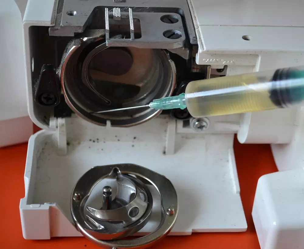 ¿Cómo limpiar la máquina de coser? Limpieza y cuidado de la máquina de coser en casa. 4085_16