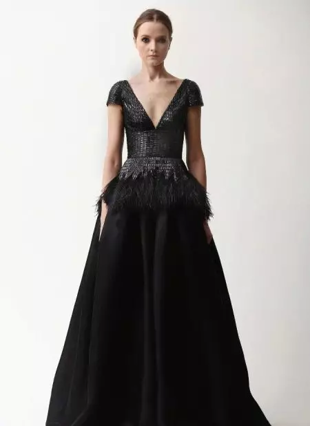 Abends schwarzes Kleid mit tiefer Ausschnitt