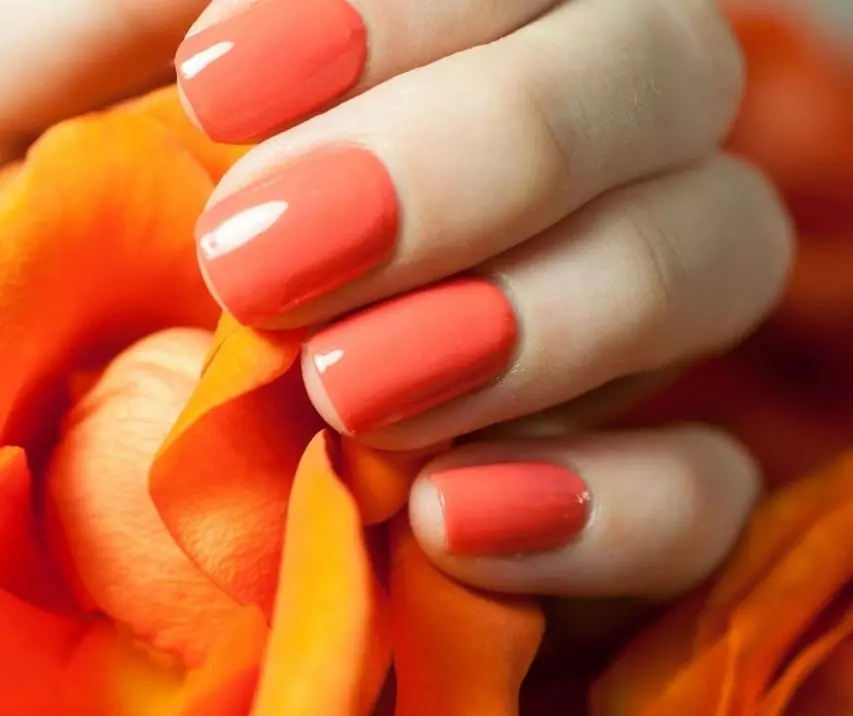 Orange manicure pasi peBrown nguo