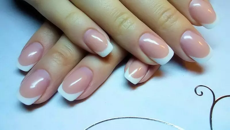 Manicure Faransiiska oo hoos imanaya dharka bunni