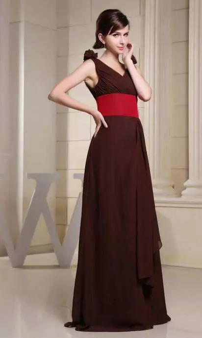 빨간 벨트와 갈색 드레스