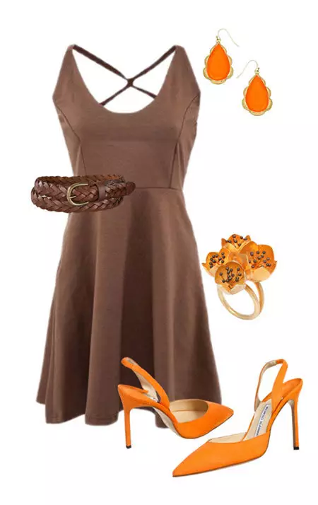 Orange Sandalen unter braunem Kleid