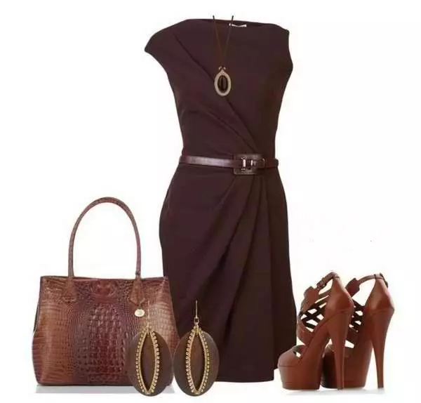 Brun sandaler under brun kjole