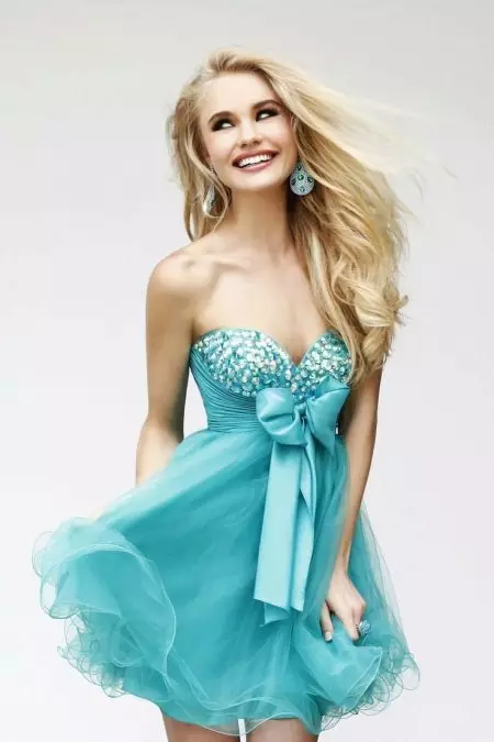 Turquoise evening dress with gold jewelry