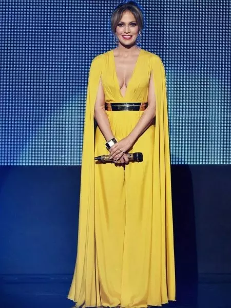 Fallegt gult klæða Jennifer Lopez