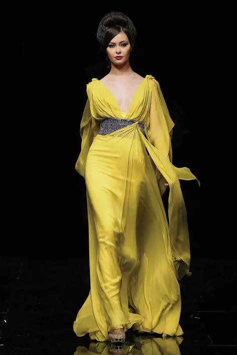 Vestido de noche amarillo en estilo griego