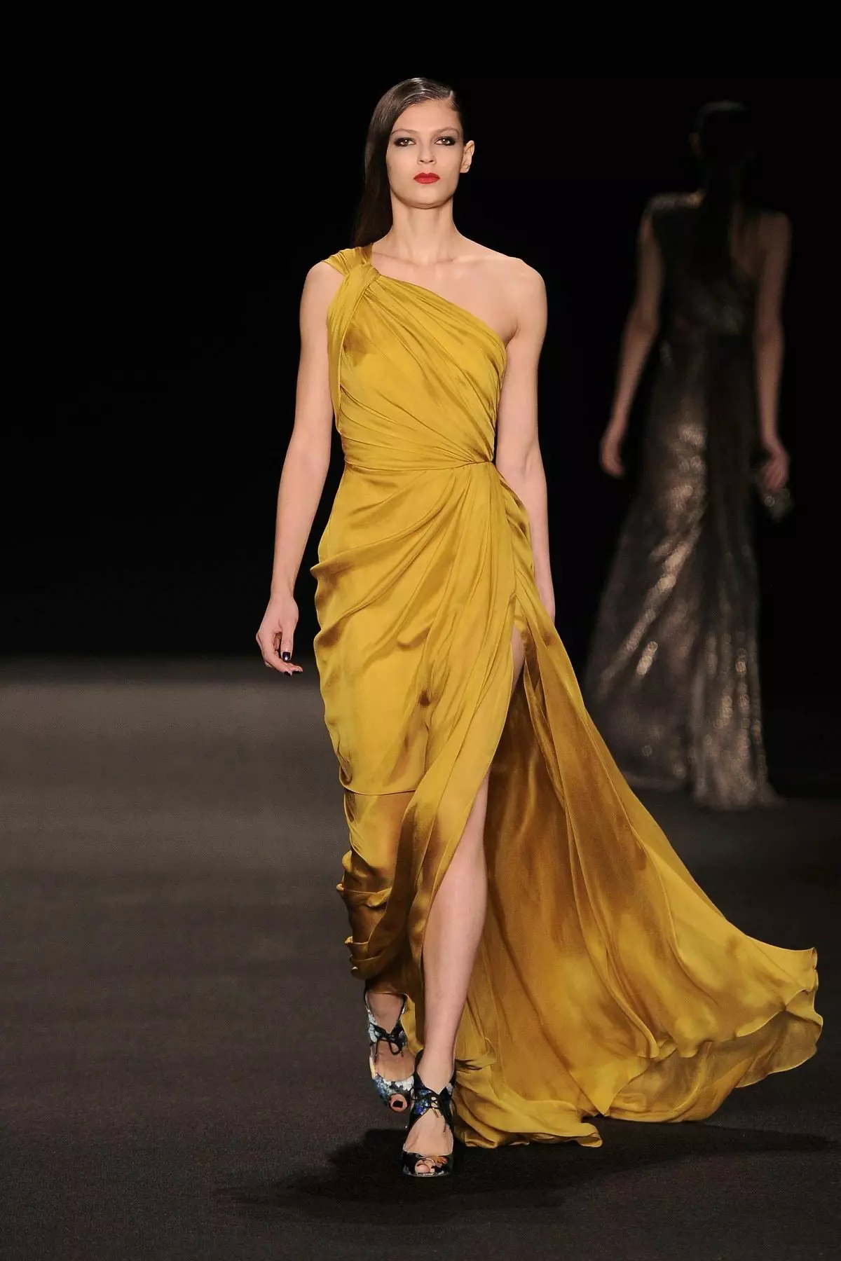 Robe de soirée jaune sur une épaule