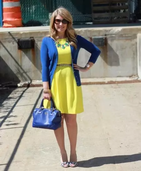 Dzeltenā kleita ar ziliem piederumiem