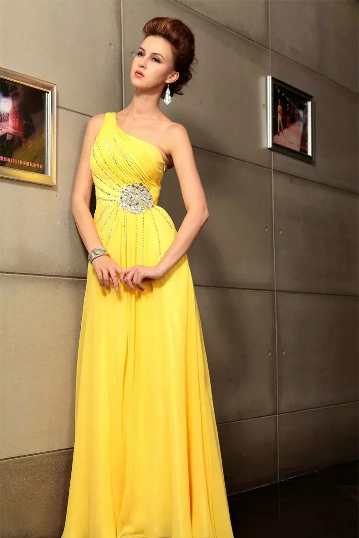 Gaun malam kuning di satu bahu