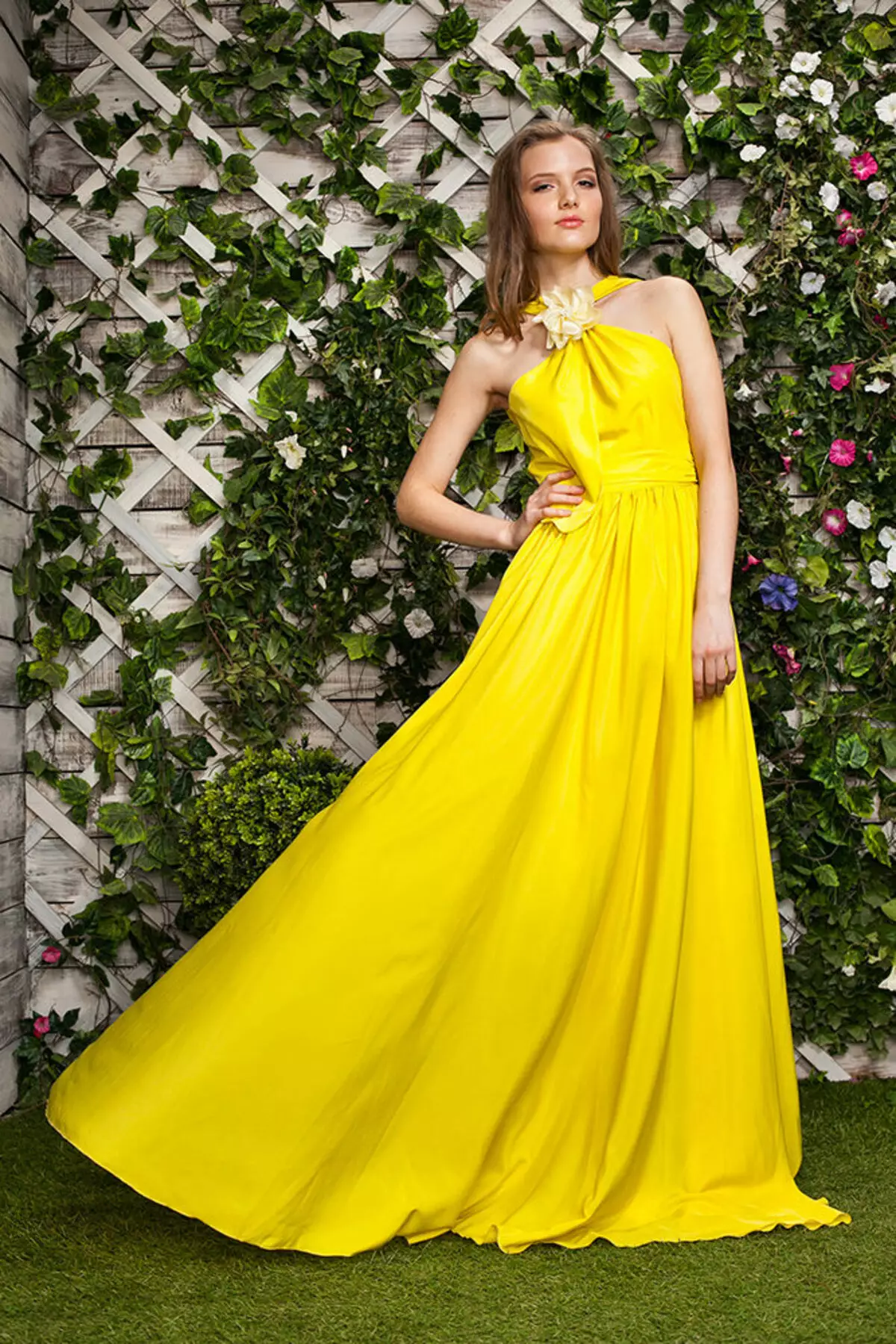 Elbise akşam sarı a şeklinde