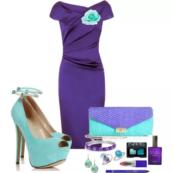 Violett klänning med turkos dekorationer