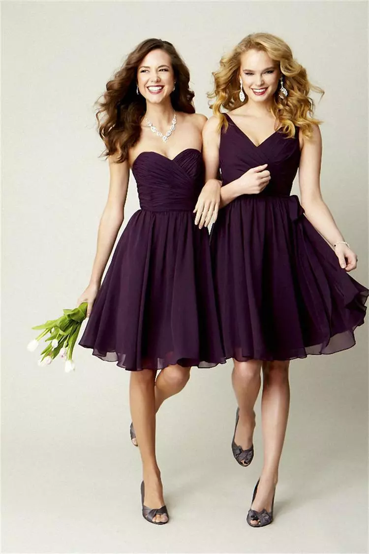 Gaun ungu pendek.