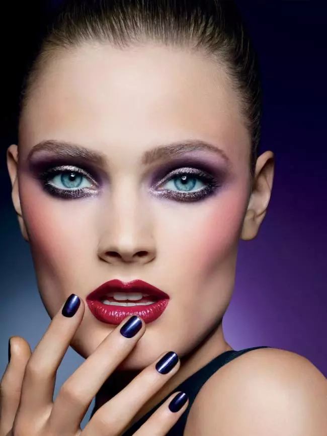 Makeup mit purpurroten Schatten und rotem Lippenstift