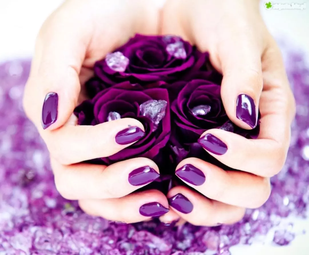 Manicura púrpura bajo vestido violeta