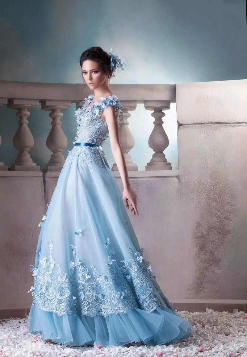 Красиве блакитне плаття