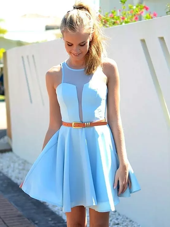 Kirkas sininen mekko