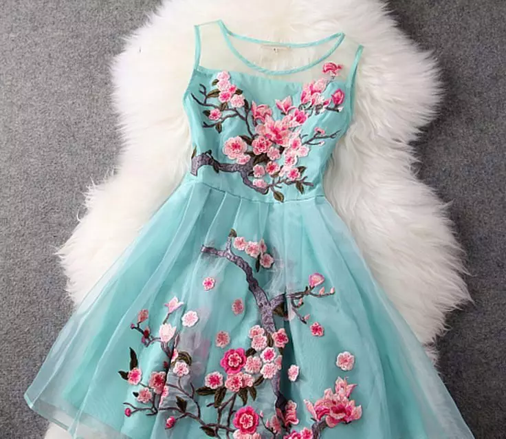 Синя рокля с цветя печат