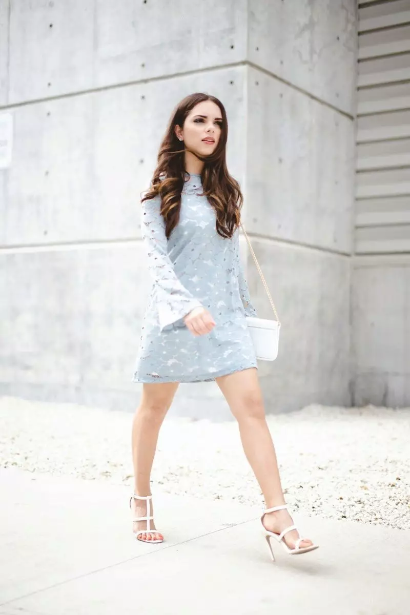Baltā rokassoma un sandales kombinācijā ar zilu kleitu