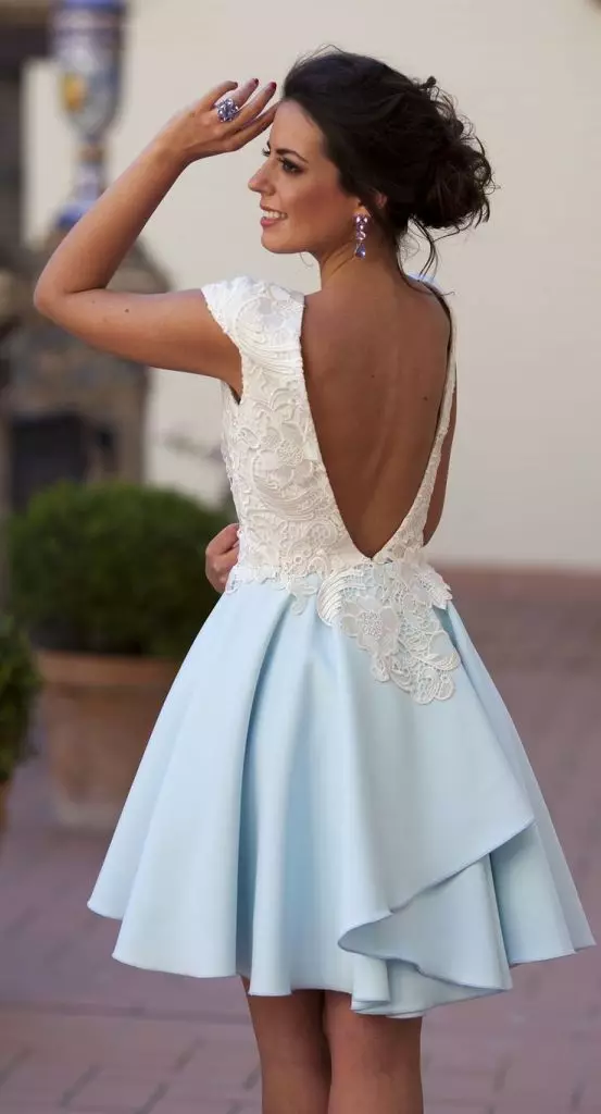 Vacker vit och blå klänning