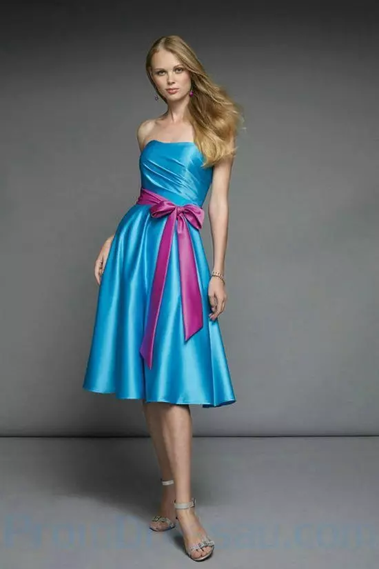 Rosa bälte till blå klänning