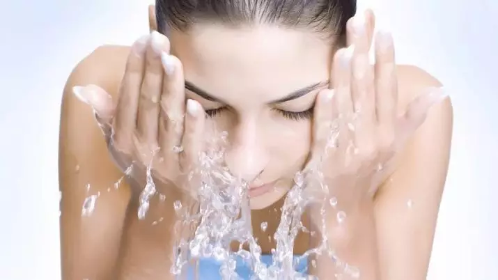Hoe te wassen met uitgebreide eyelashes? 14 foto's Hoe make-up thuis te wassen met waterpaden met water en middelen? 4131_7